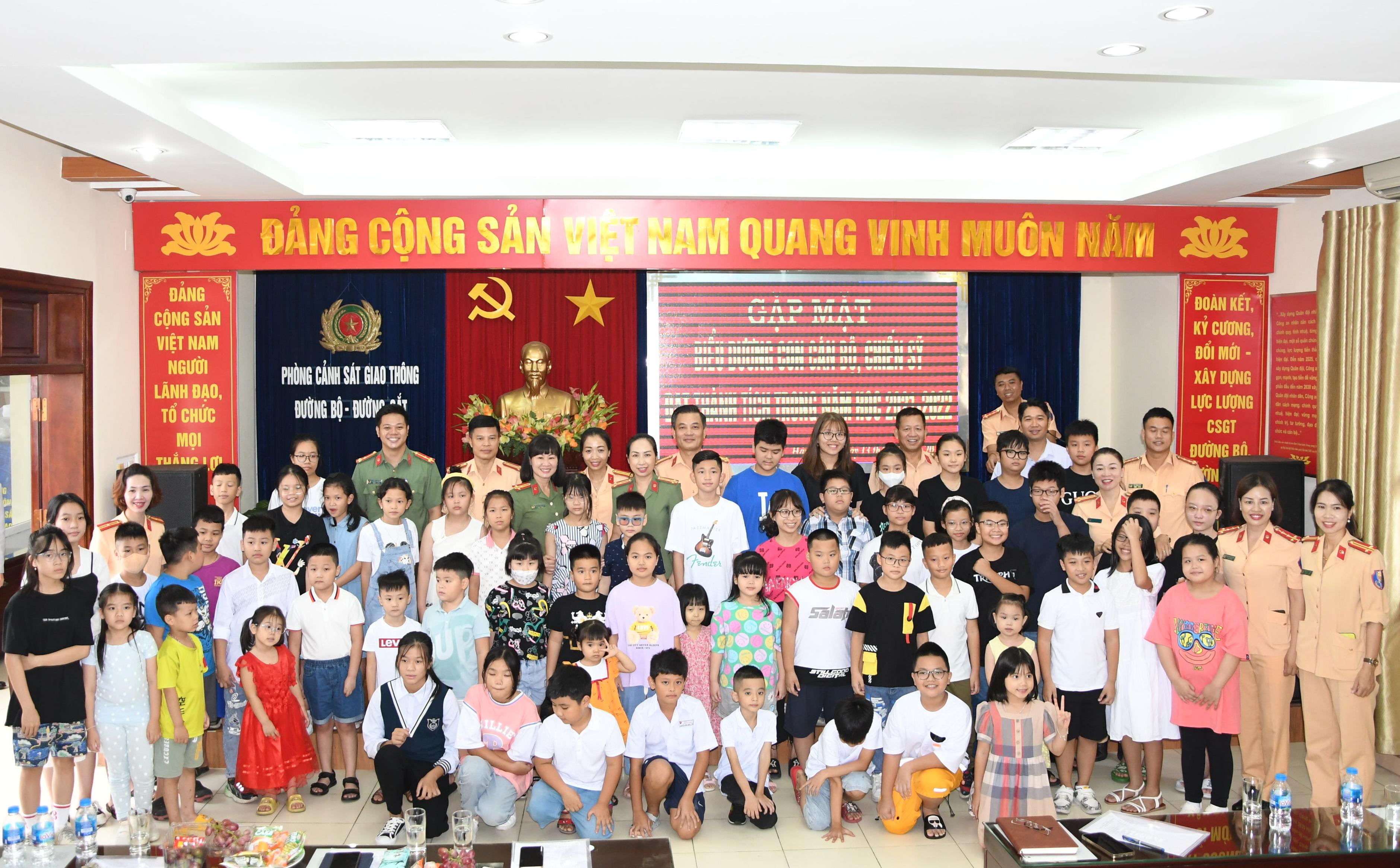 Phòng Cảnh sát giao thông đường bộ - đường sắt: Tổng kết các hoạt động hè, Tháng hành động vì trẻ em và Ngày gia đình Việt Nam năm 2022